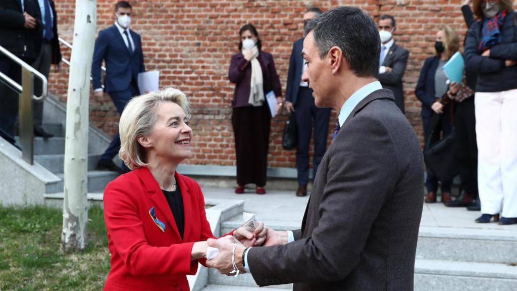 Foto de archivo del presidente del Gobierno de España, Pedro Sánchez y la presidenta de la Comisión Europea, Úrsula von der Leyen