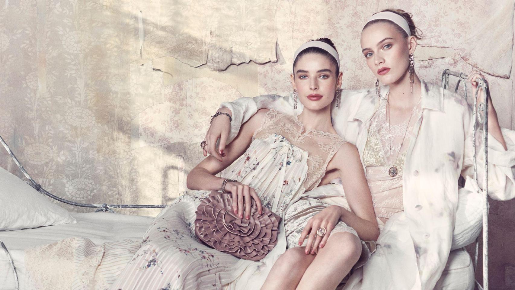 Entre romanticismo y estructura: así se construye la nueva silueta de Zara Studio.