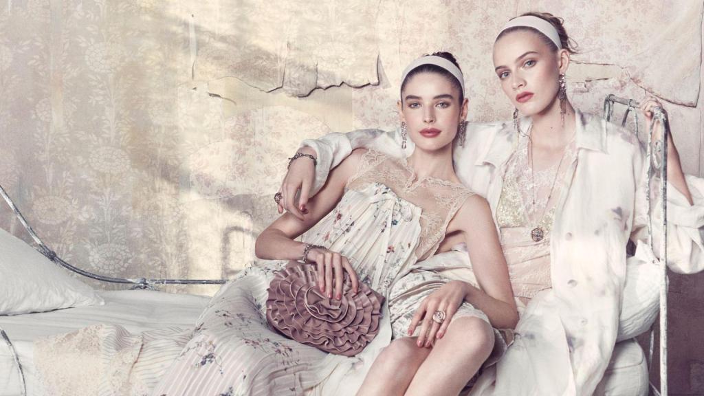 Entre romanticismo y estructura: así se construye la nueva silueta de Zara Studio.