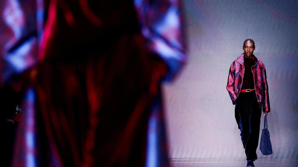El satén de Armani capta la luz como el agua.
