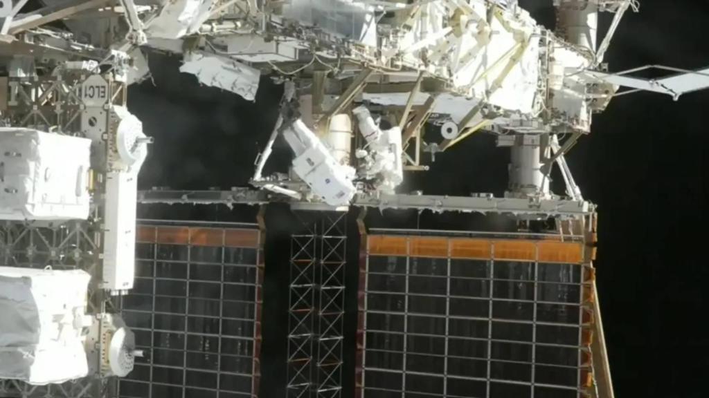 Los astronautas de la NASA Jessica Meir y Chris Williams durante la caminata espacial.
