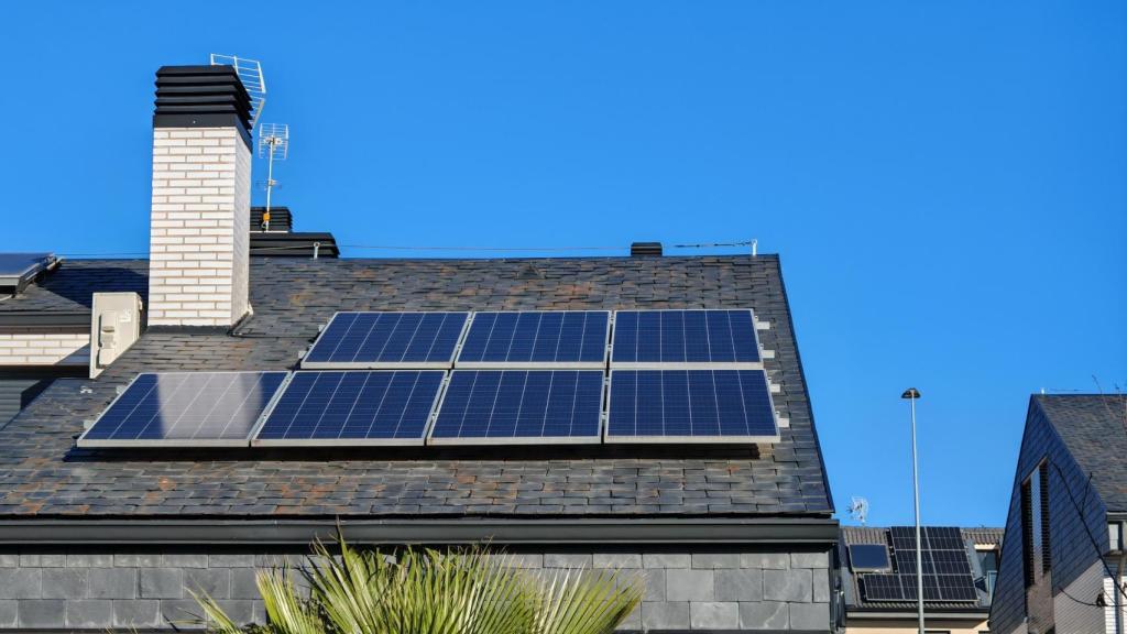 Paneles solares en un tejado.