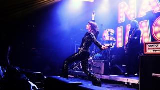 Nat Simons en concierto.