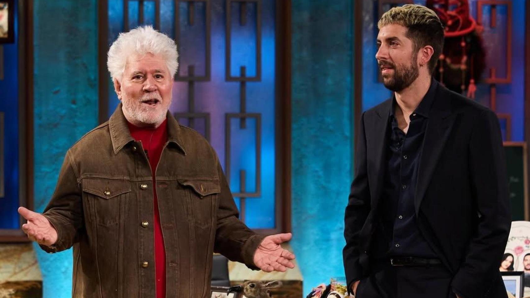 Pedro Almodóvar junto a David Broncano en 'La Revuelta'.