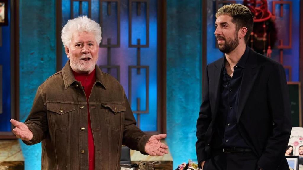 Pedro Almodóvar junto a David Broncano en 'La Revuelta'.