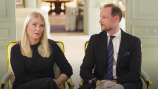 Mette-Marit y Hakoon de Noruega durante la entrevista.