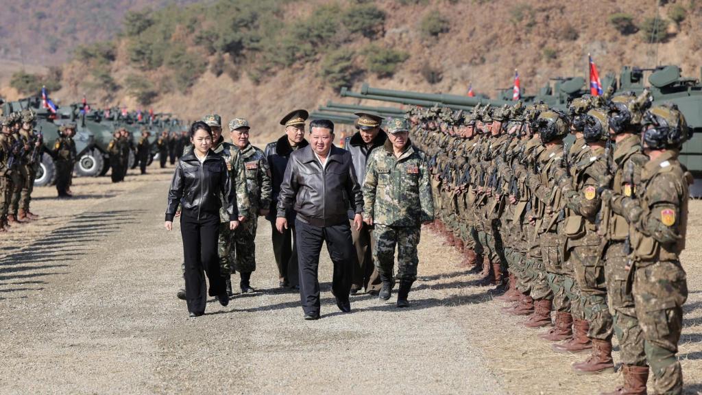 Kim Jong Un y su hija Kim Joo Ae pasan revista a las tropas.