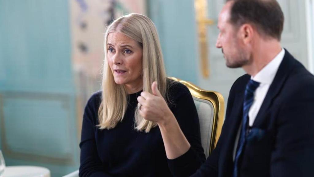 Mette-Marit y Hakoon durante la entrevista.