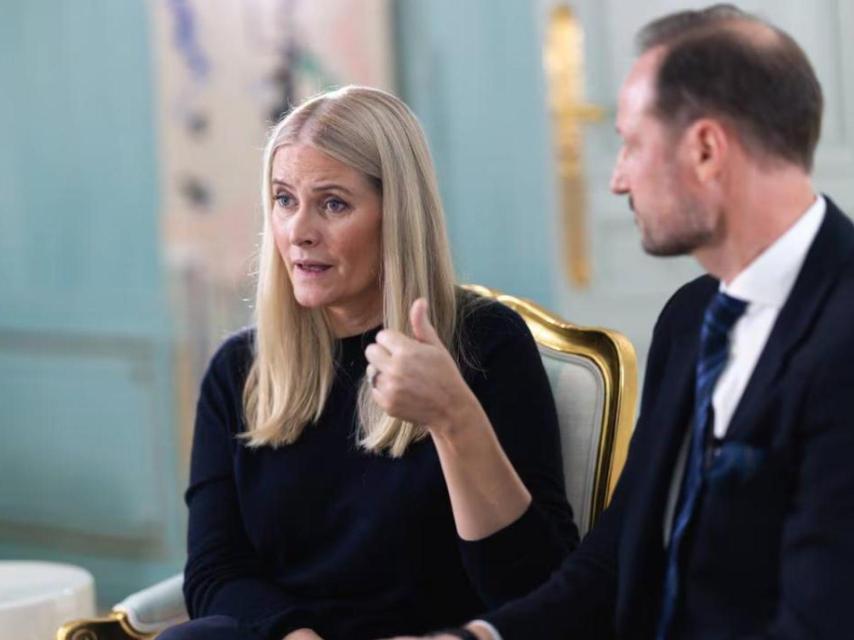 Mette-Marit y Hakoon durante la entrevista.