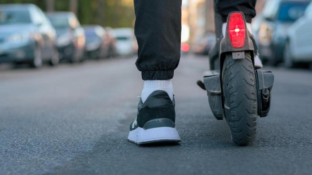 Patinete eléctrico en una vía.