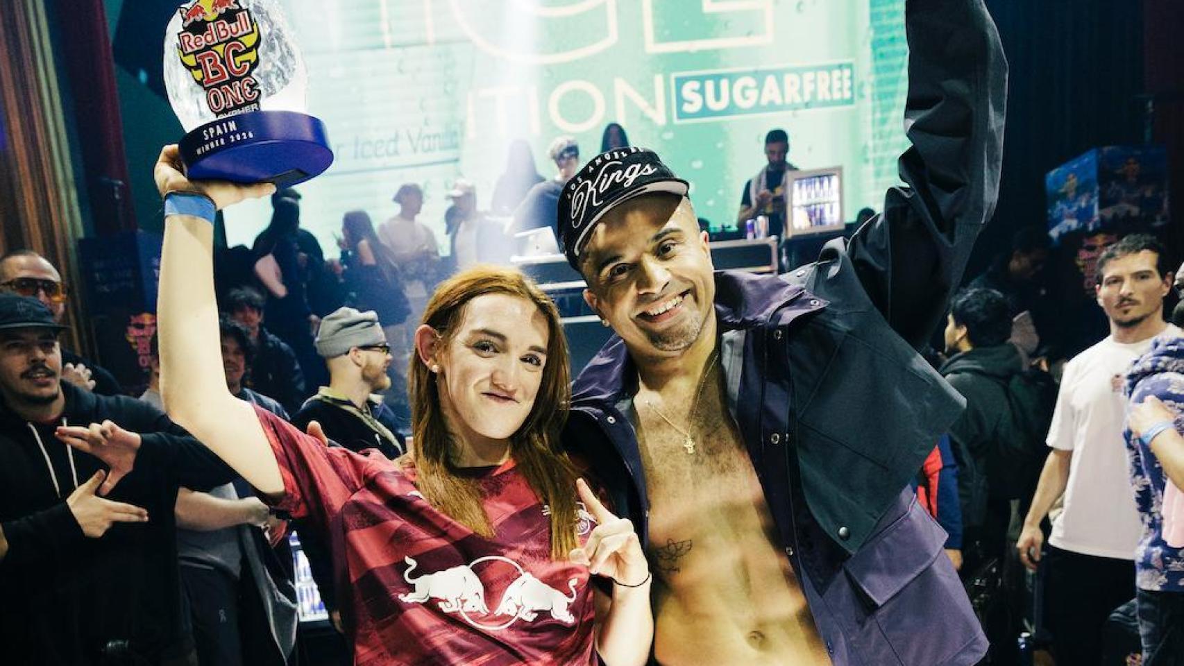 Lola y Grazy celebra sun victoria en la Final Nacional de Red Bull BC One 2026.
