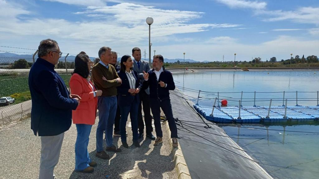 La consejera Sara Rubira, junto a representantes de la Comunidad de Regantes de Lorca,