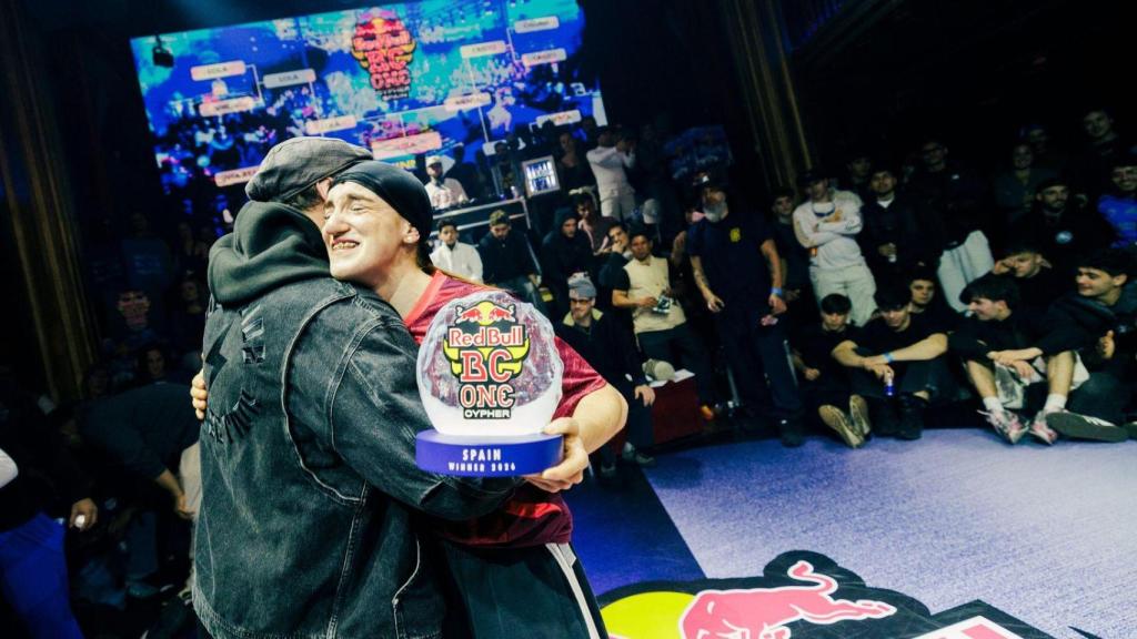 Lola, emocionada tras salir campeona.