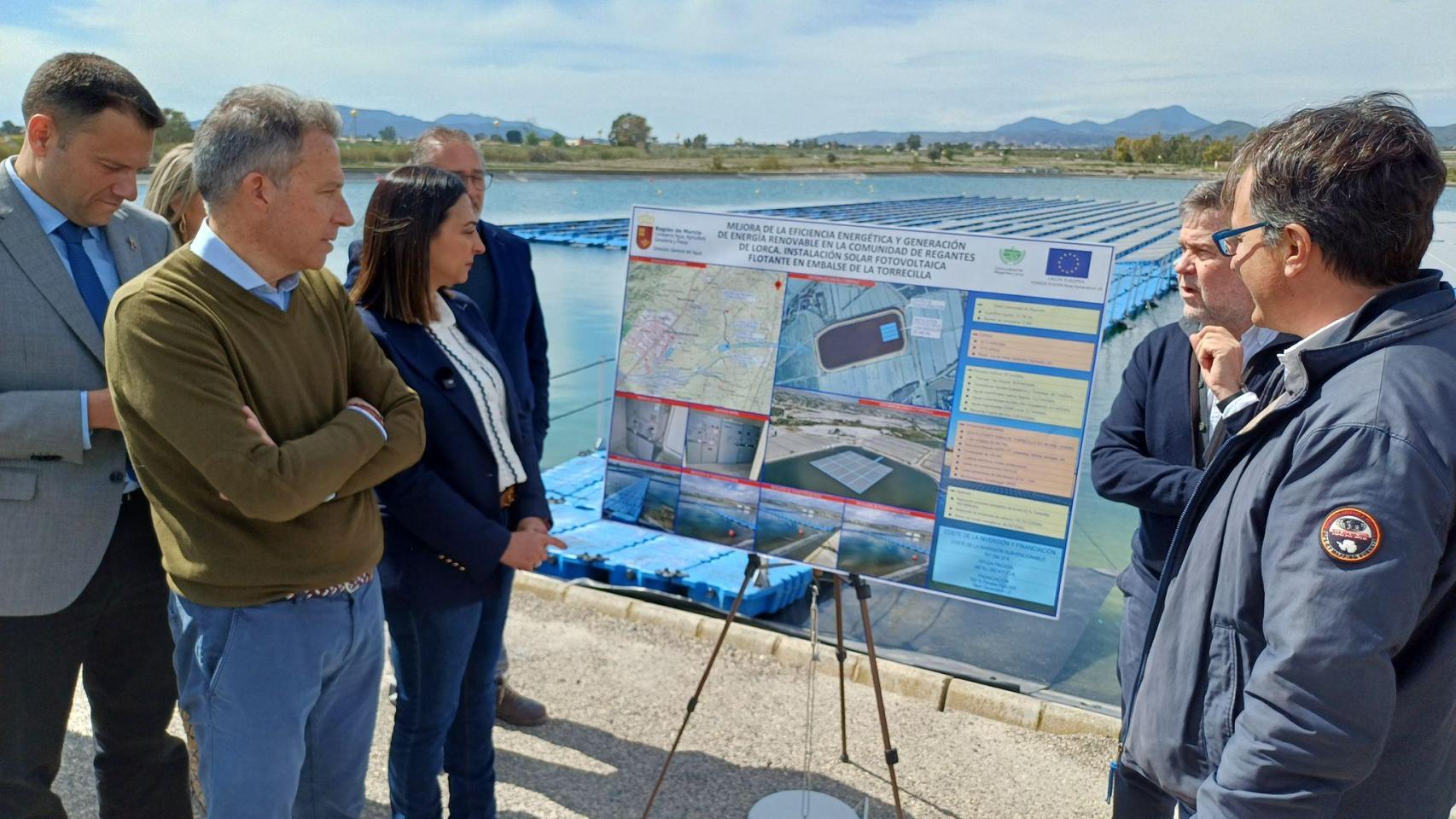 Panel explicativo de la planta fotovoltaica flotante en el embalse de La Torrecilla