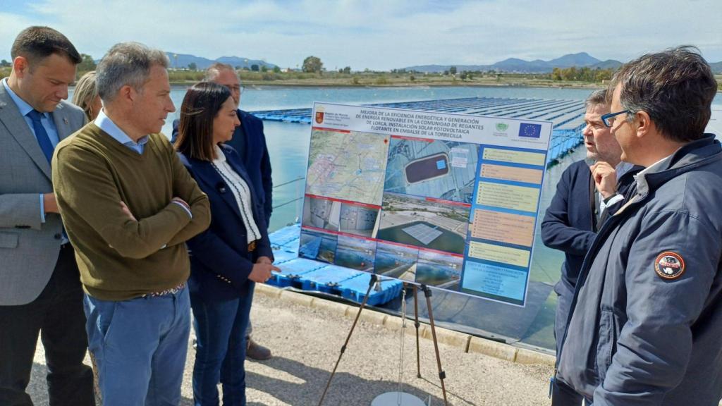 Panel explicativo de la planta fotovoltaica flotante en el embalse de La Torrecilla