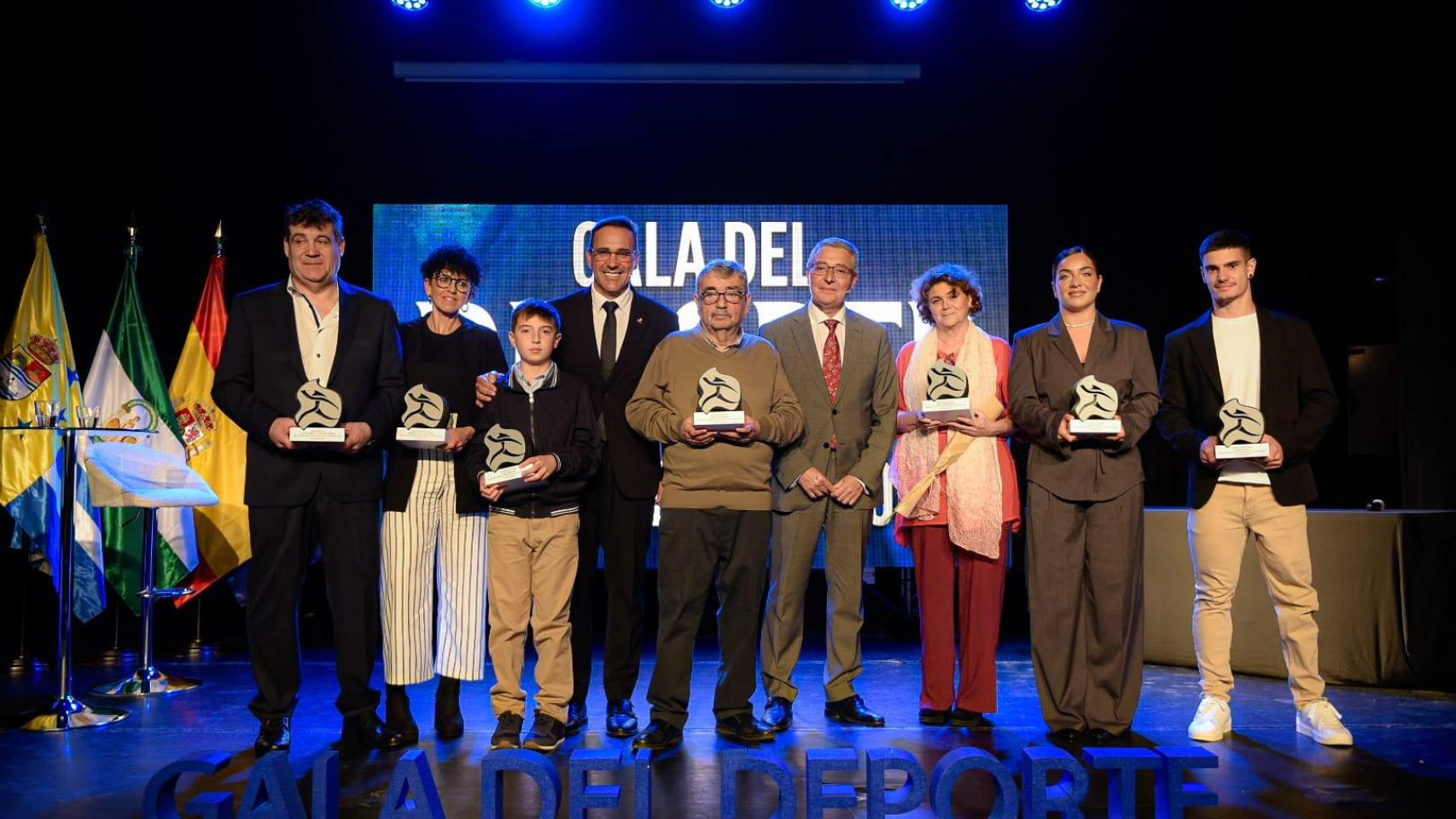 Imagen de todos los galardonados en la gala del deporte de Rincón de la Victoria.