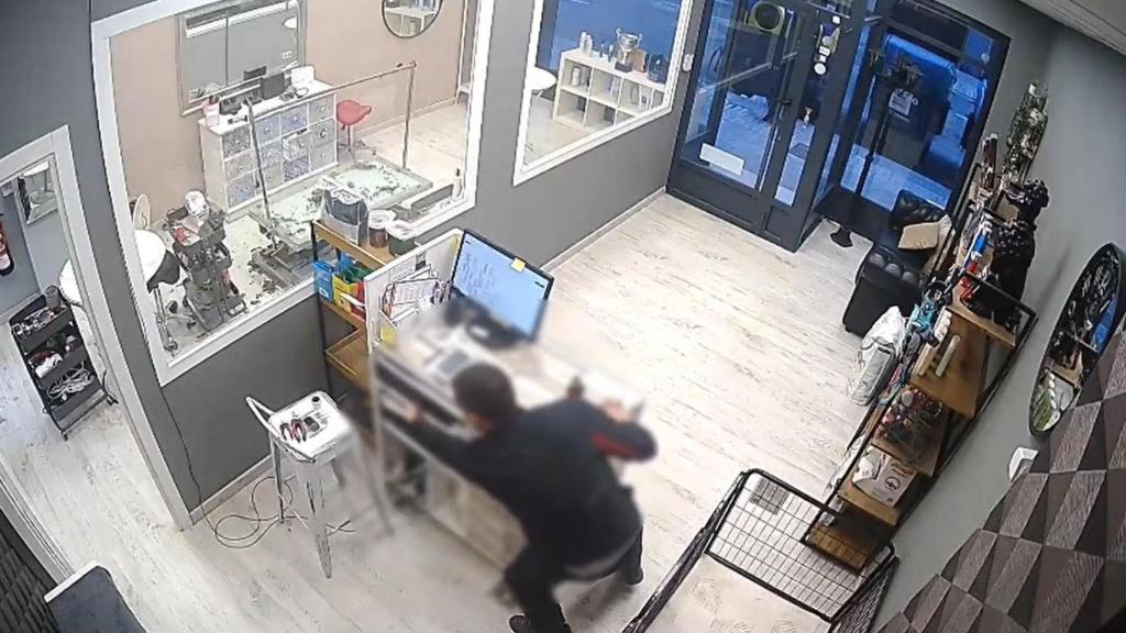 Imágenes del momento del robo en una peluquería en Zaragoza