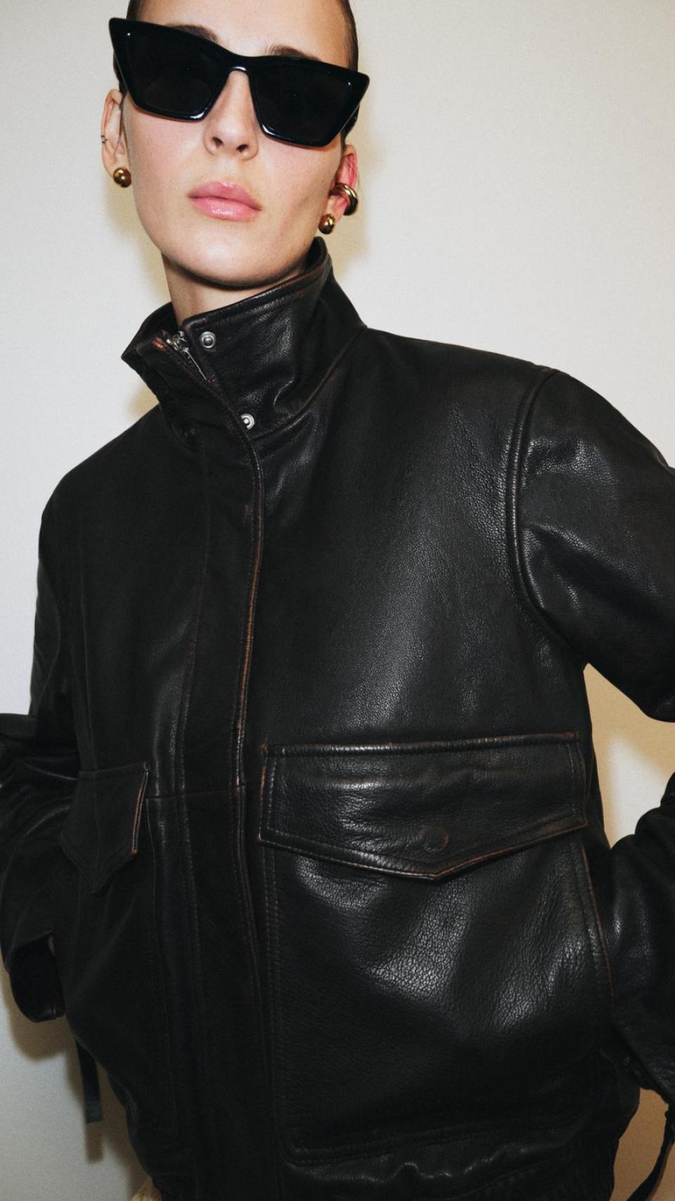CHAQUETA BOMBER PIEL 100% ZW COLLECTION, de ZARA.