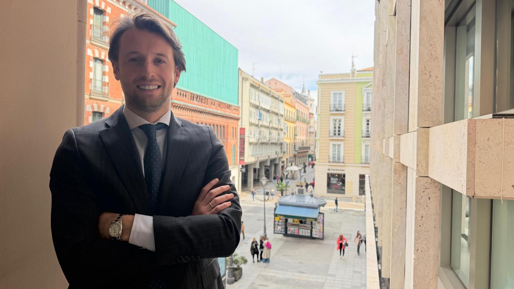 Fernando Vives, director de Abante en Castilla y León, en las oficinas de la entidad financiera en la Calle Santiago de Valladolid.