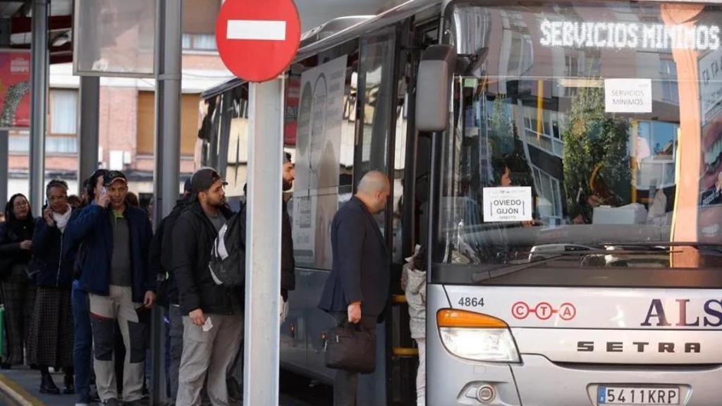 Ciudadanos entrando al autobús
