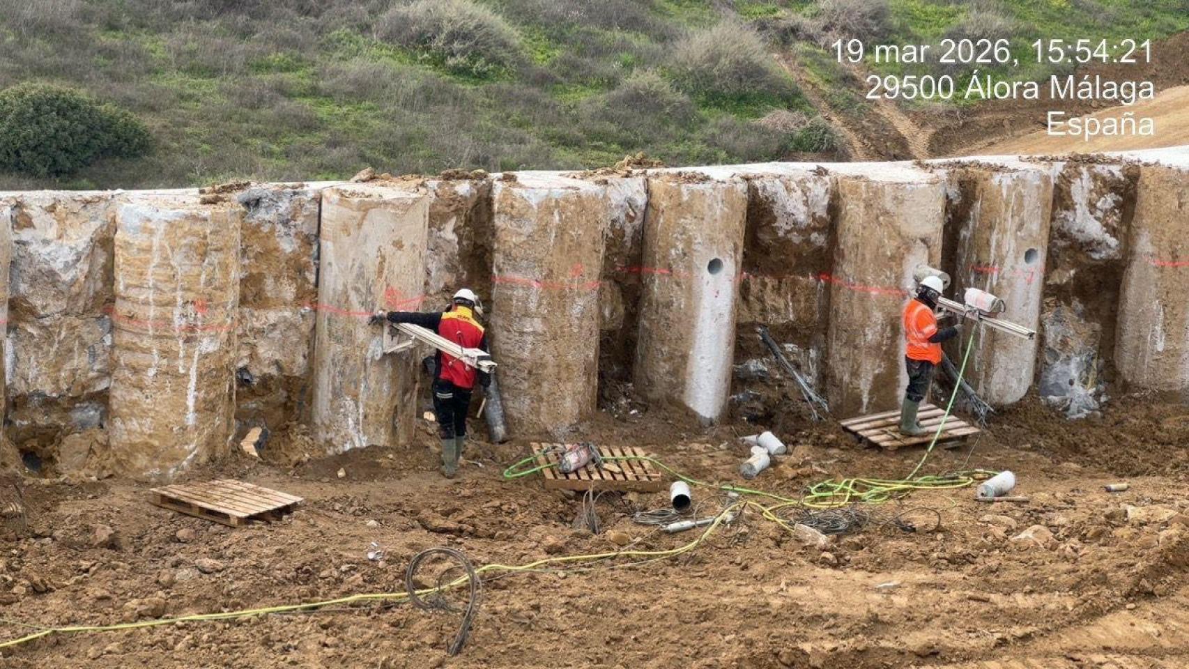 Imagen de los trabajos de reparación del talud dañado en la vía del AVE de Málaga a Madrid.