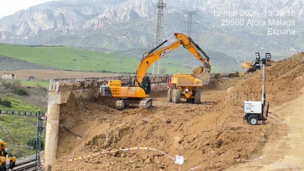 varias máquinas, en la zona afectada por la caída del talud del AVE.
