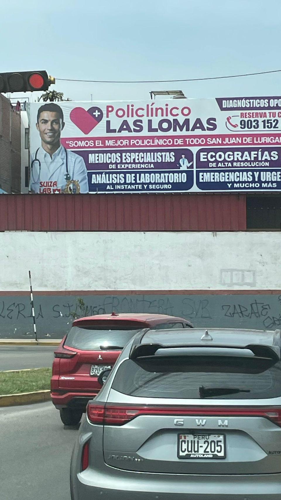 La imagen de Cristiano Ronaldo, en una valla publicitaria de un centro médico de Lima, en Perú.