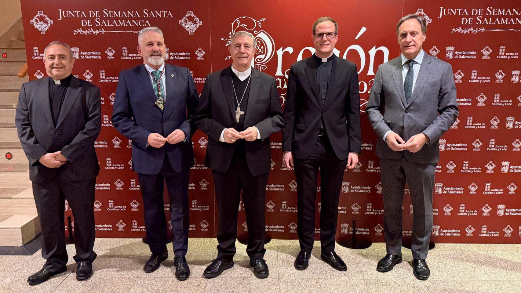 El pregonero junto al alcalde, Carlos García Carbayo; el obispo de Salamanca, José Luís Retana; el presidente de la Junta de Semana Santa de Salamanca y el párroco de Tejares.