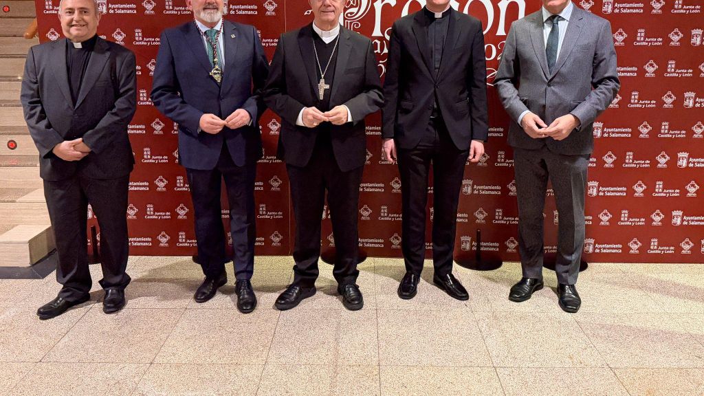 El pregonero junto al alcalde, Carlos García Carbayo; el obispo de Salamanca, José Luís Retana; el presidente de la Junta de Semana Santa de Salamanca y el párroco de Tejares.