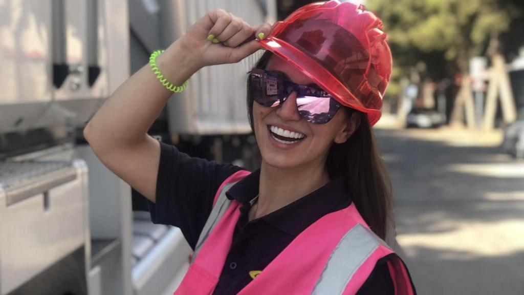 Nadia Nicolino junto a un vehículo de transporte.