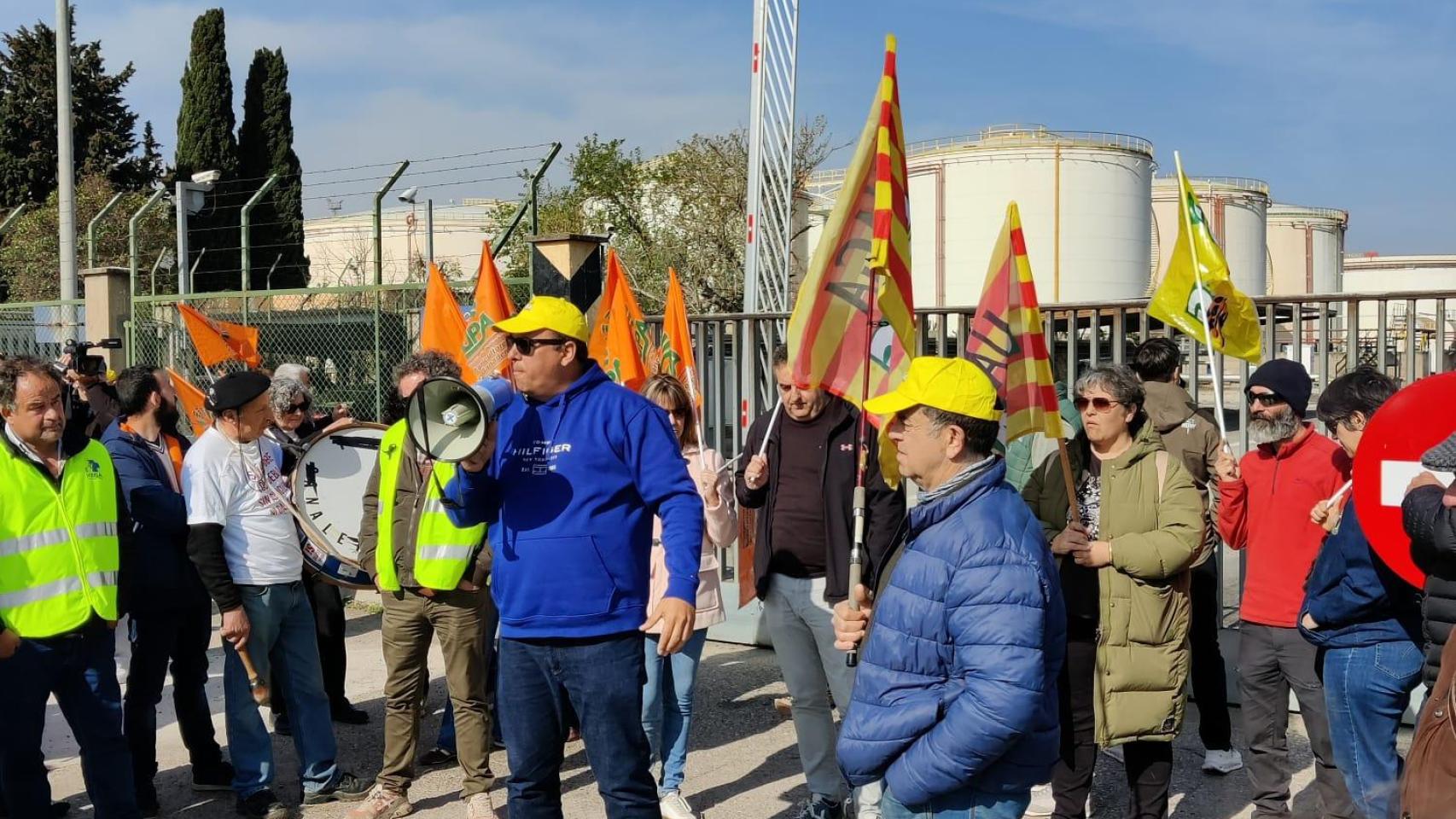 Concentración de los agricultores frente a la Central Logística de Hidrocarburos en Zaragoza