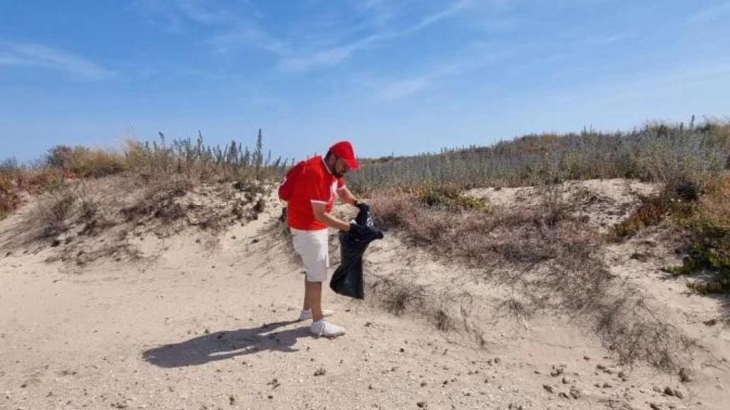 Un voluntario del programa Mares Circulares de Coca-Cola en una playa.