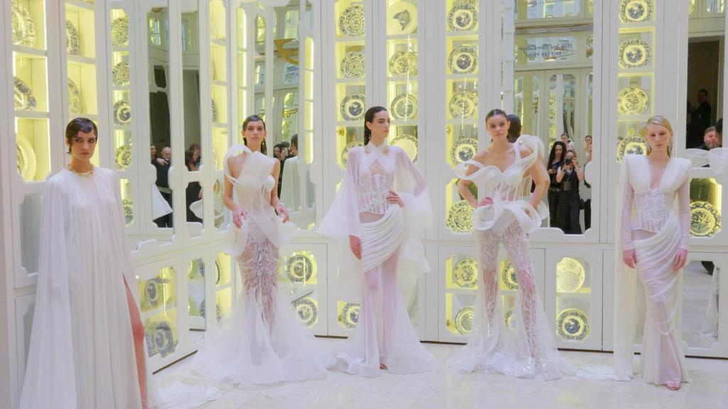 Imagen de algunas de las modelos en la presentación de 'Into the Light' de Michael Costello.