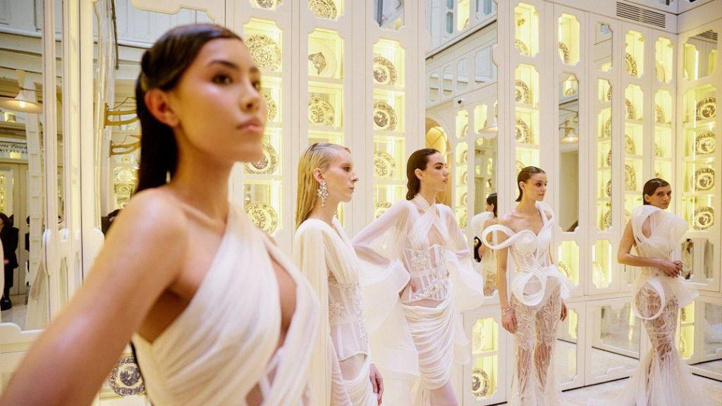 Imagen de algunas de las modelos en la presentación de 'Into the Light' de Michael Costello.
