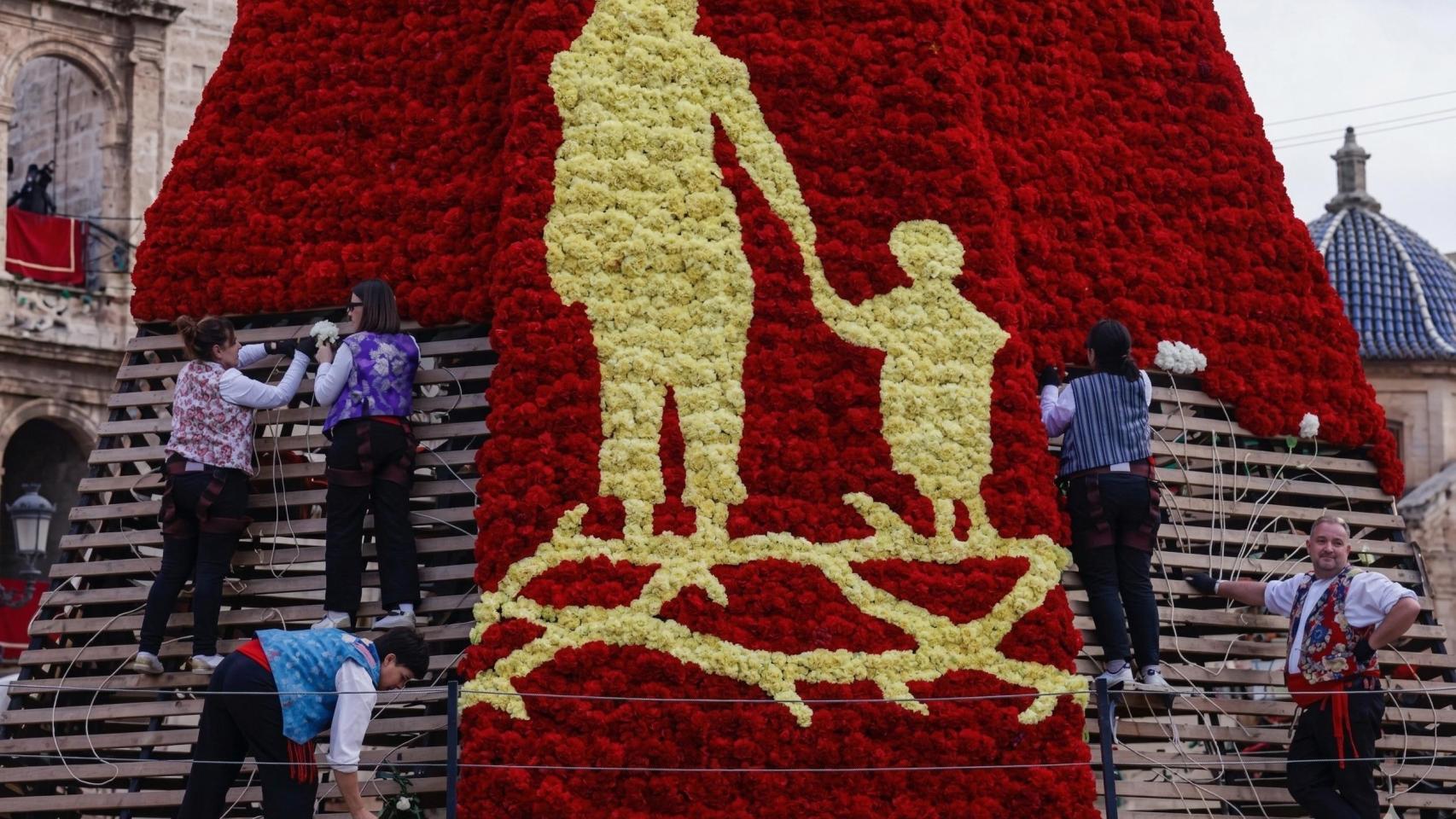 Manto floral de la Virgen en la Ofrenda 2026. Rober Solsona/Europa Press