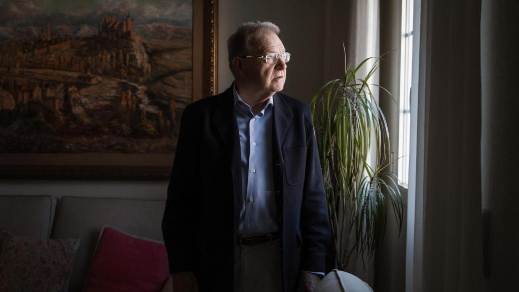 El general Ballesteros, en el salón de su casa.