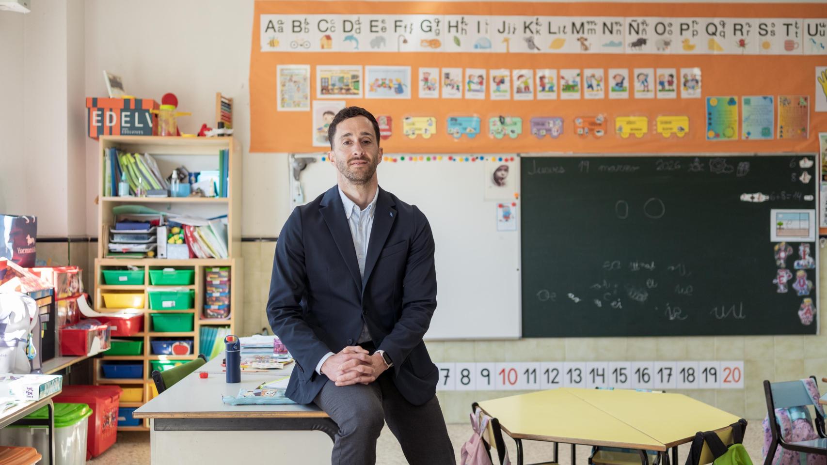 Javier Martín, director del Colegio Villa de Griñón, en un aula