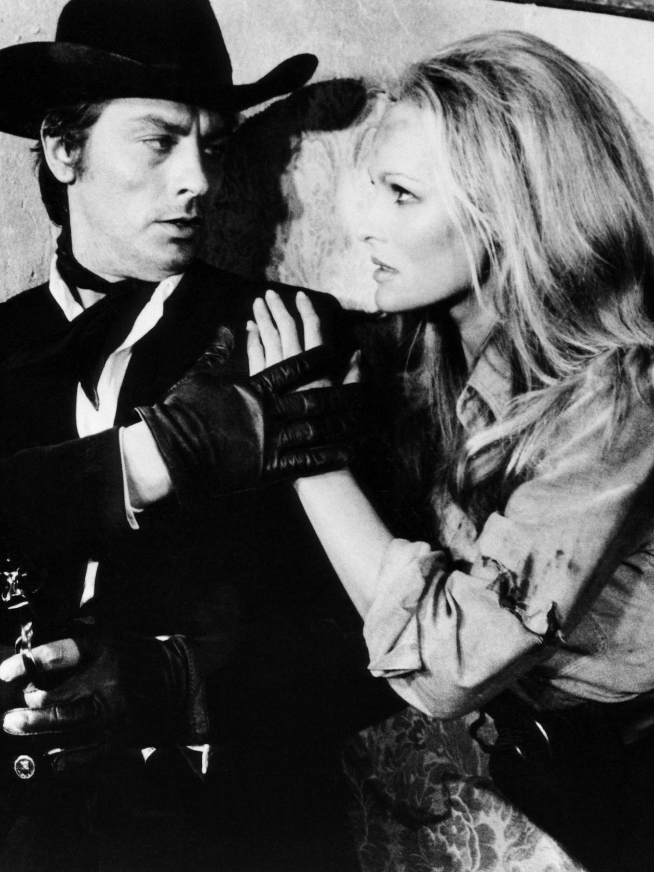 Ursula junto a Alain Delon, en 1971.