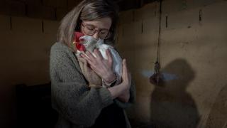 Cristina Marcos con una gallina en brazos en el santuario de Salvando Peludos.