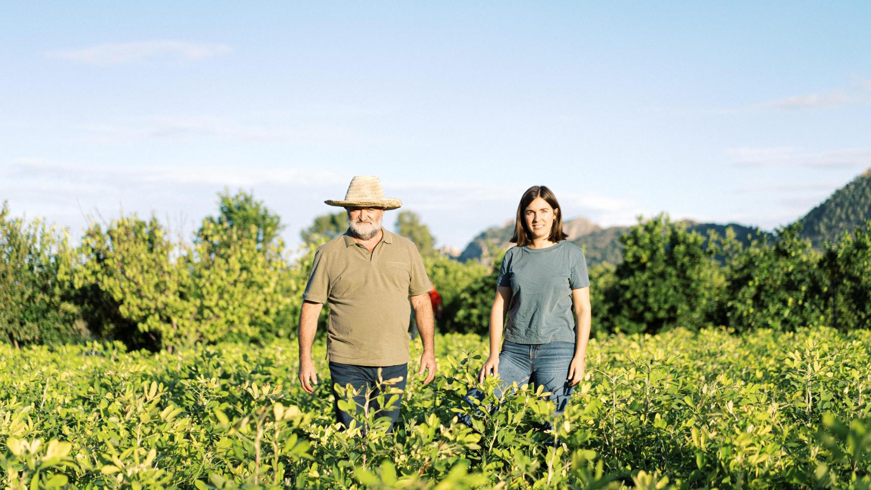 Ana Climent, junto a su padre, en su campo de cultivo de cacahuetes.