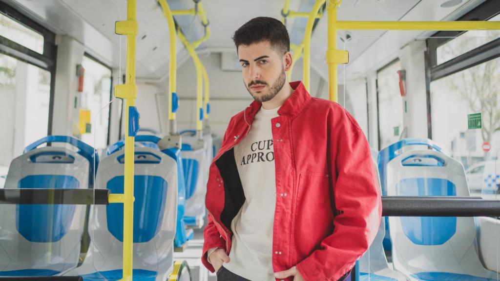 El cantante madrileño Kalenn en un autobús de la EMT para EL ESPAÑOL
