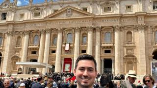El alcalde de La Vellés, Javier Marcos durante la proclamación de León XIV como papa.