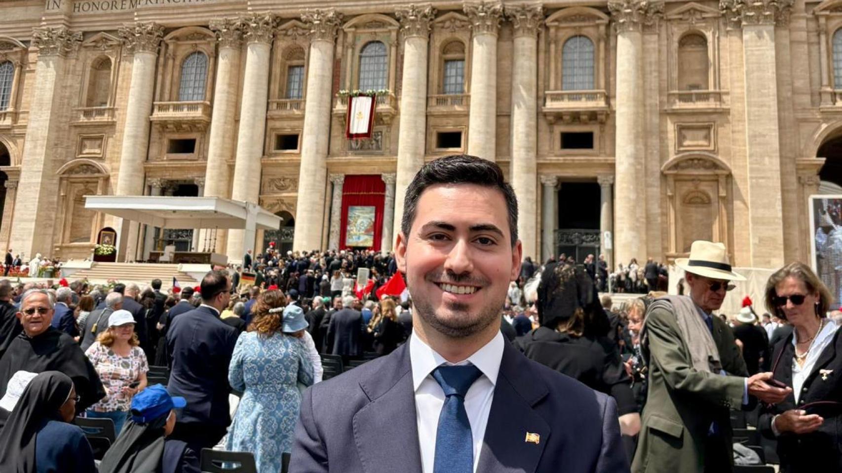 El alcalde de La Vellés, Javier Marcos durante la primera misa de León XIV como papa.