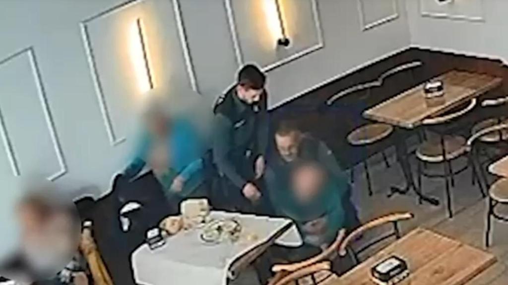 Un guardia civil salva la vida a un hombre que se había atragantado al realizarle la maniobra de Heimlich. EE
