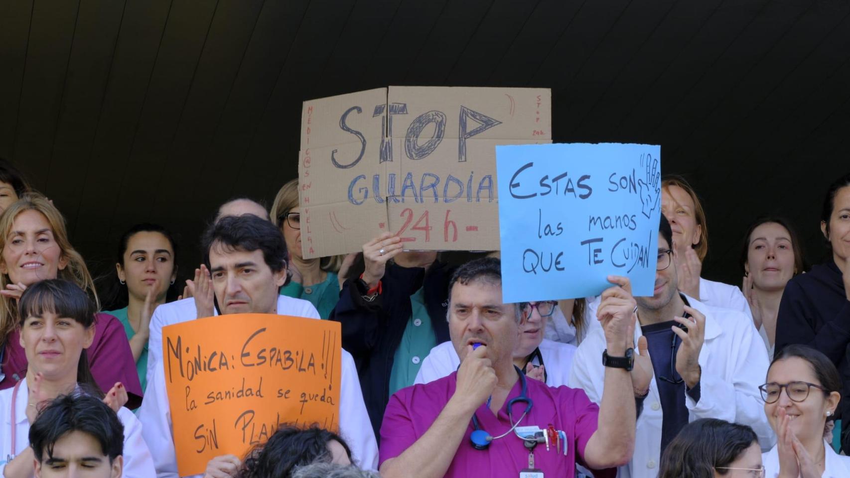 Concentración de médicos en el Hospital Universitario Lozano Blesa en Zaragoza