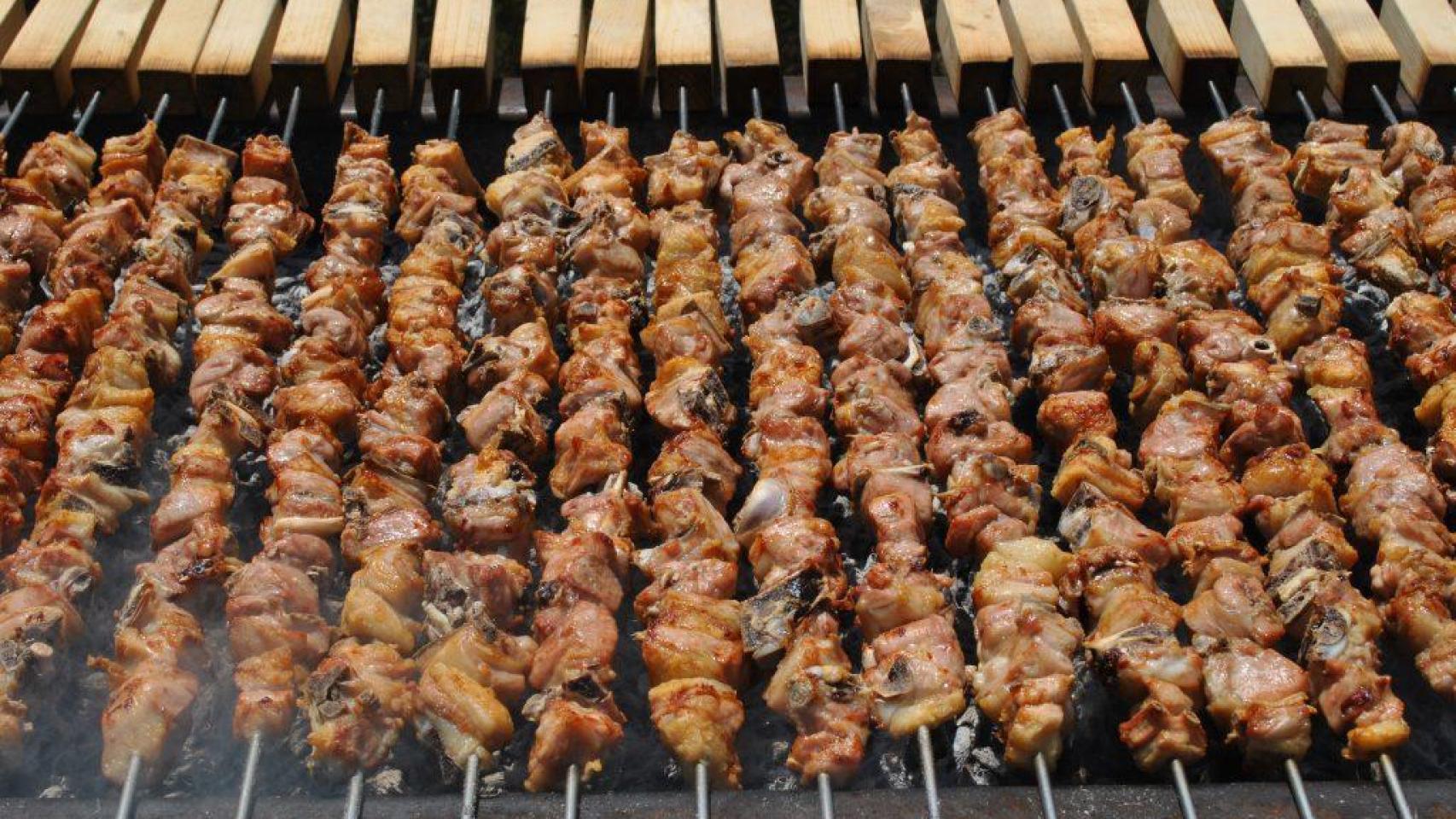 El pueblo donde el lechazo no se asa en horno: se ensarta en un pincho y se cocina al fuego
