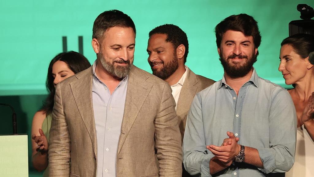 El presidente de Vox, Santiago Abascal, y el entonces vicepresidente de la Junta de Castilla y León, Juan García-Gallardo, durante la celebración de los resultados electorales de las elecciones generales del 23 de julio de 2023, en Madrid