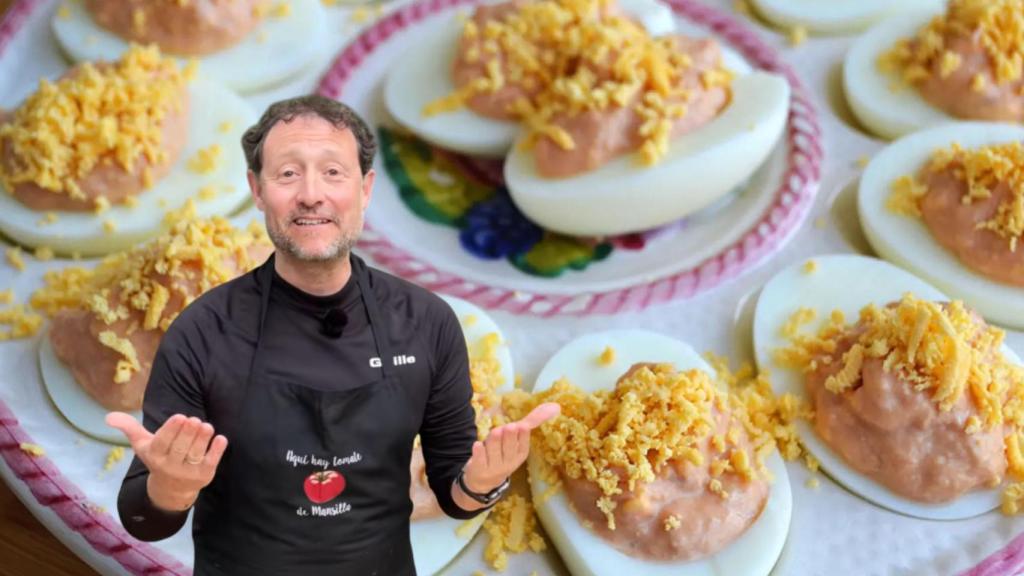 Guillermo Rodríguez y unos huevos rellenos de fondo.