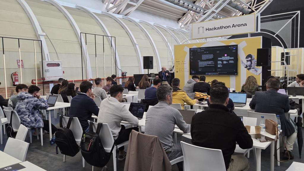 Emprendedores en el espacio reservado para  'hackathones' en el Innovation Hub este 20 de marzo.