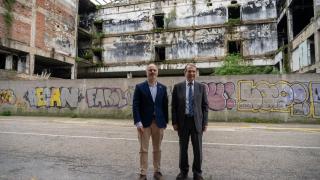 David Regades y Abel Caballero, frente al antiguo edificio de Frigoríficos Berbés